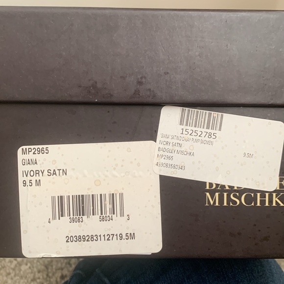 NIB Badgley Mischka size 9 1/2 special occasion heels, ivory satin, new & unworn - Picture 6 of 6
